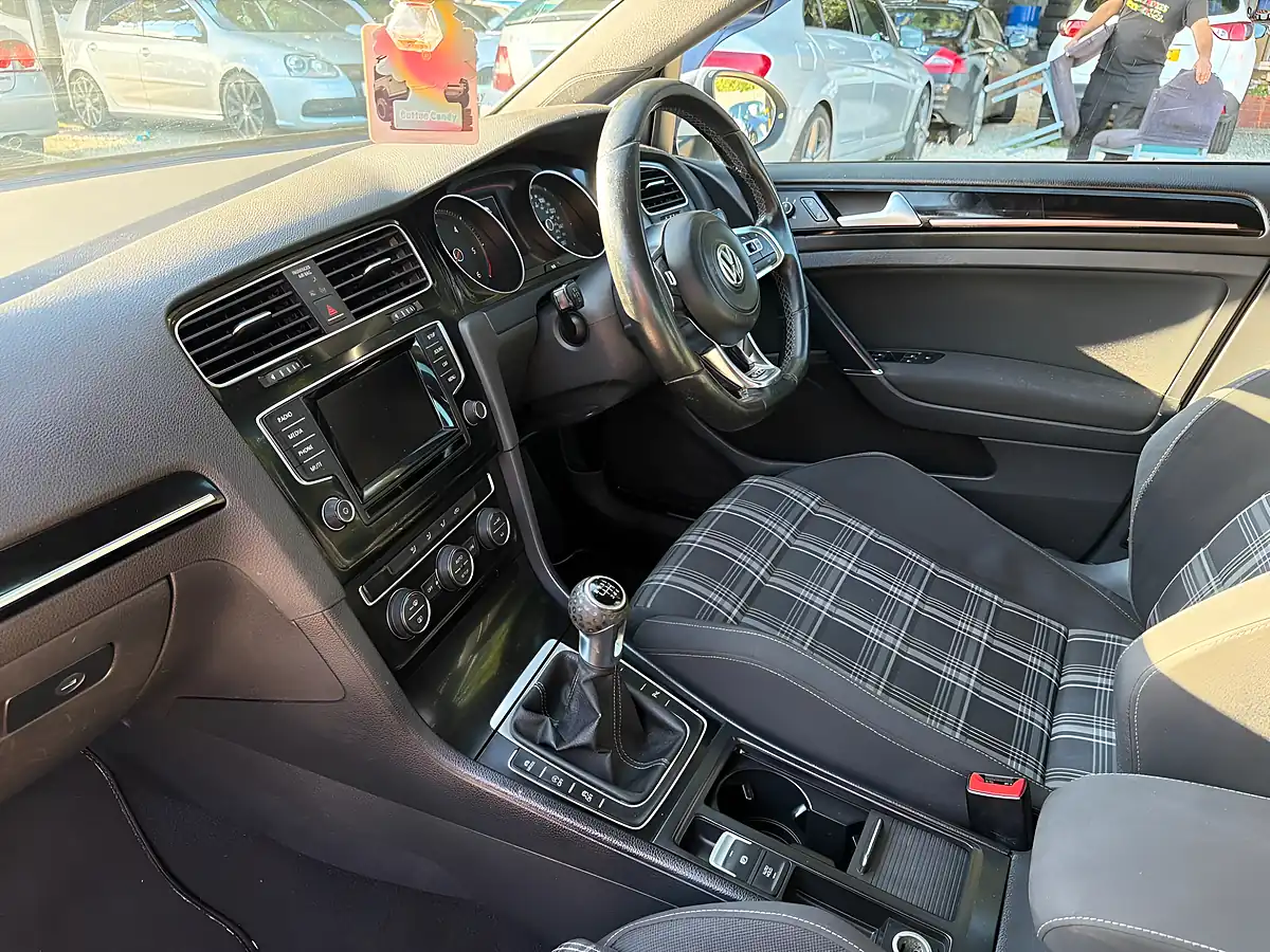 Used 2013 Volkswagen Golf Bluemotion Tech Gtd White - Interior and Exterior details 13