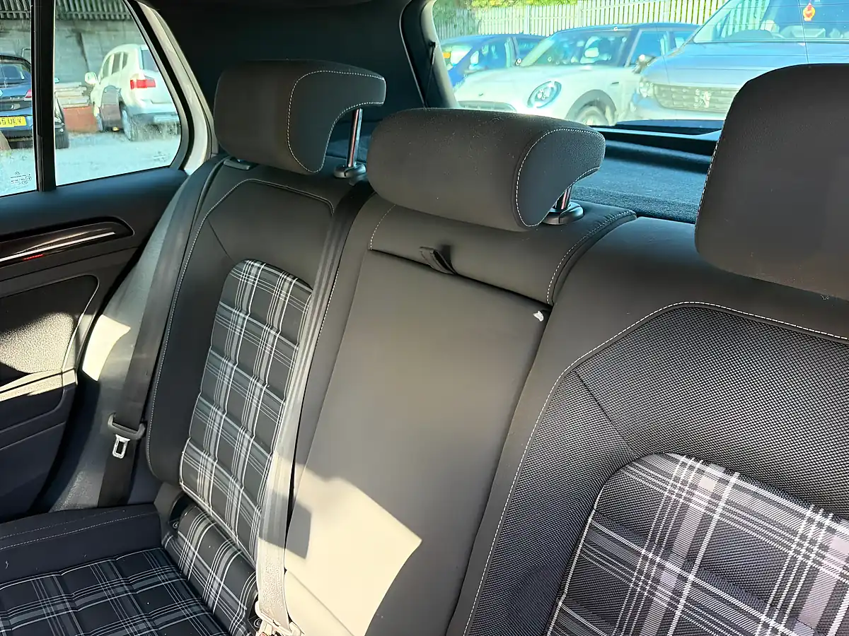 Used 2013 Volkswagen Golf Bluemotion Tech Gtd White - Interior and Exterior details 14