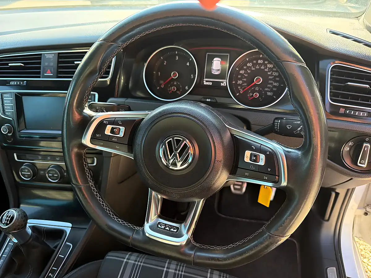 Used 2013 Volkswagen Golf Bluemotion Tech Gtd White - Interior and Exterior details 16