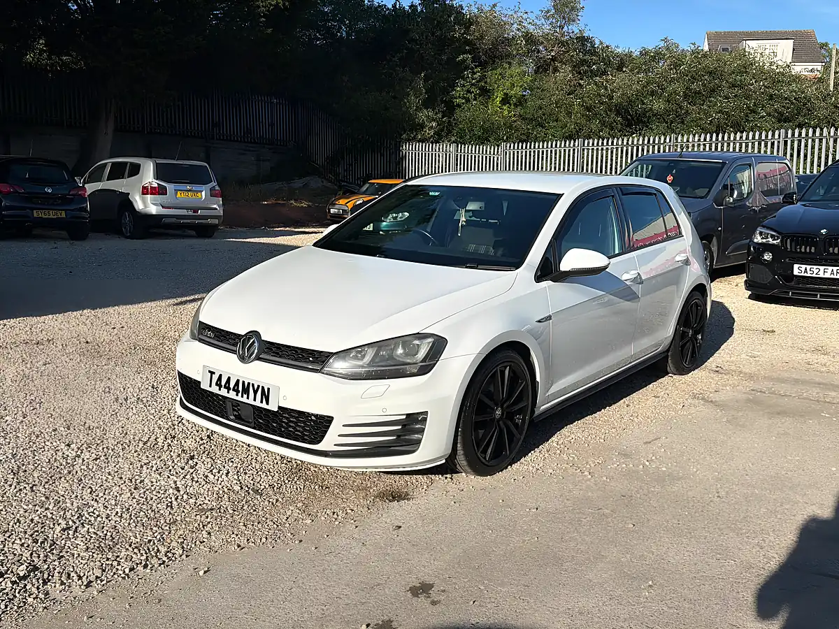 Used 2013 Volkswagen Golf Bluemotion Tech Gtd White - Interior and Exterior details 3