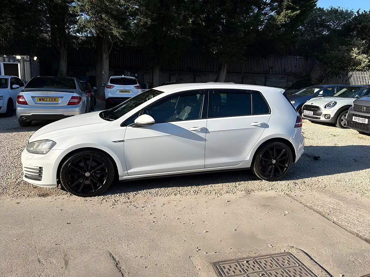 Used 2013 Volkswagen Golf Bluemotion Tech Gtd White - Interior and Exterior details 4