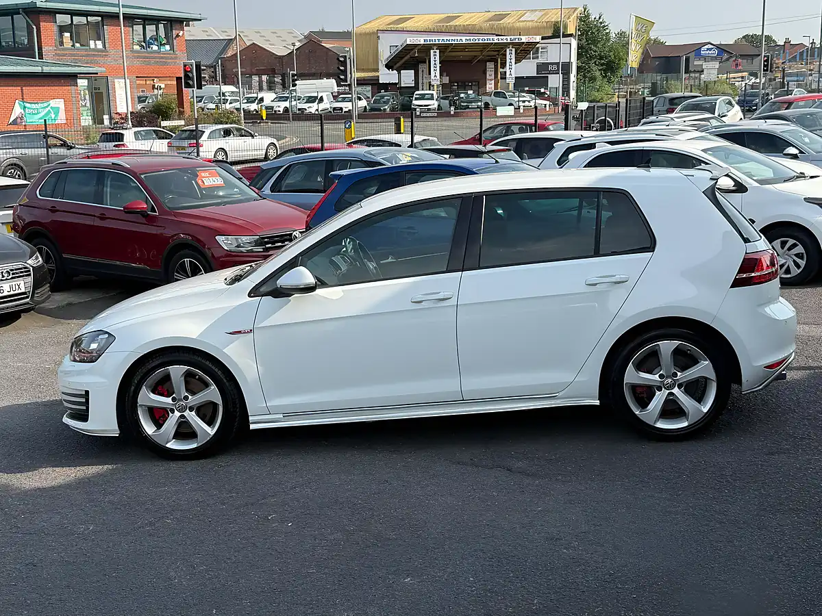 Used 2013 Volkswagen Golf Bluemotion Tech GTI White - Interior and Exterior details 10