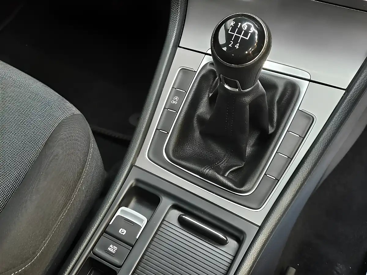 Used 2013 Volkswagen Golf Bluemotion Tech S Black - Interior and Exterior details 15