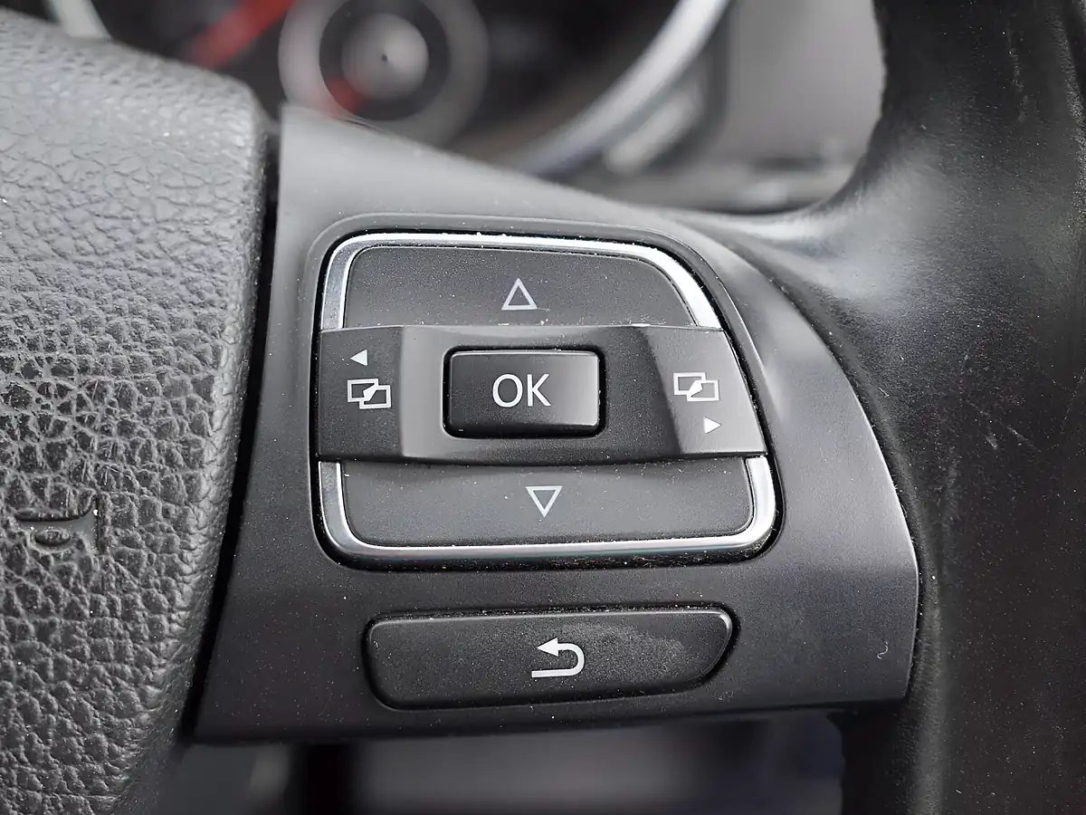 Used 2013 Volkswagen Golf Bluemotion Tech Se Cabriolet White - Interior and Exterior details 12