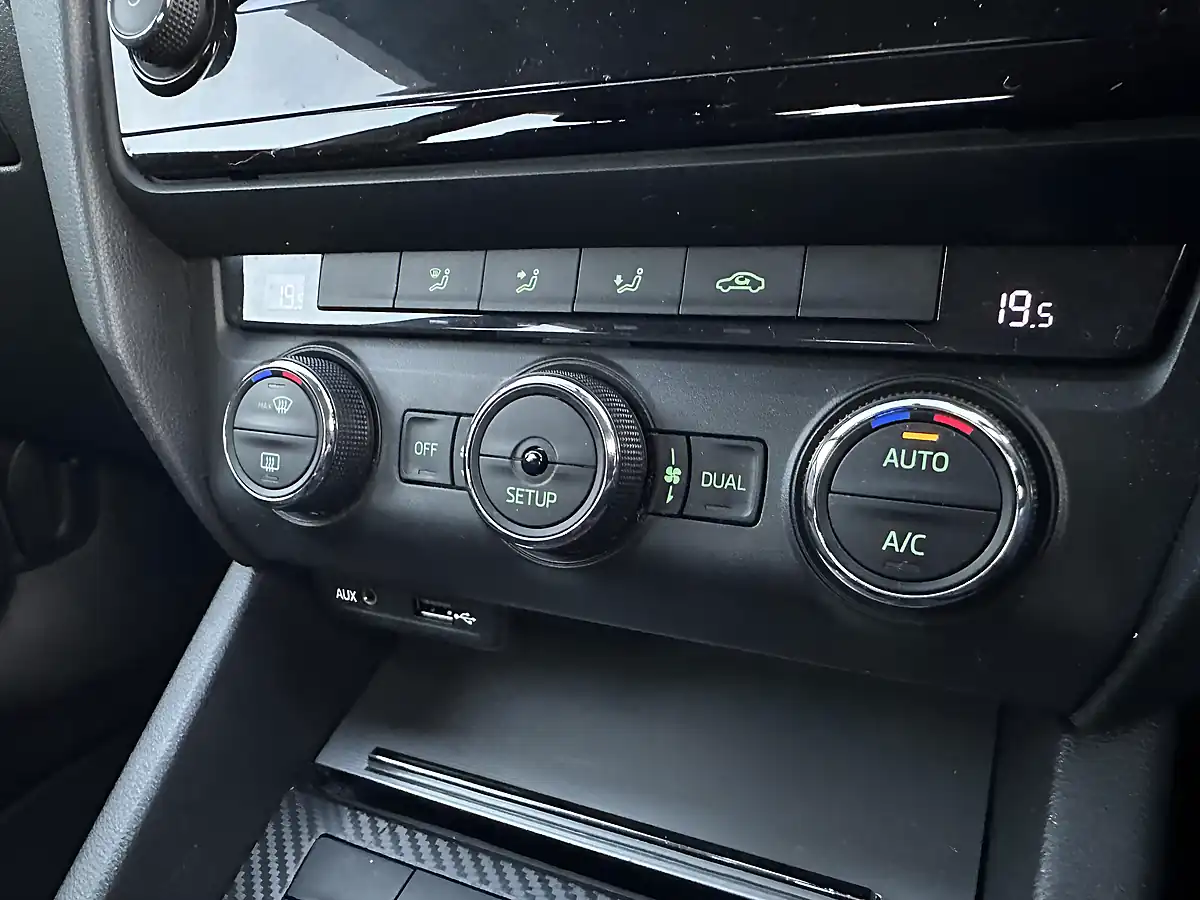 Used 2013 Volkswagen Golf Bluemotion Tech Se Dark Blue - Interior and Exterior details 13