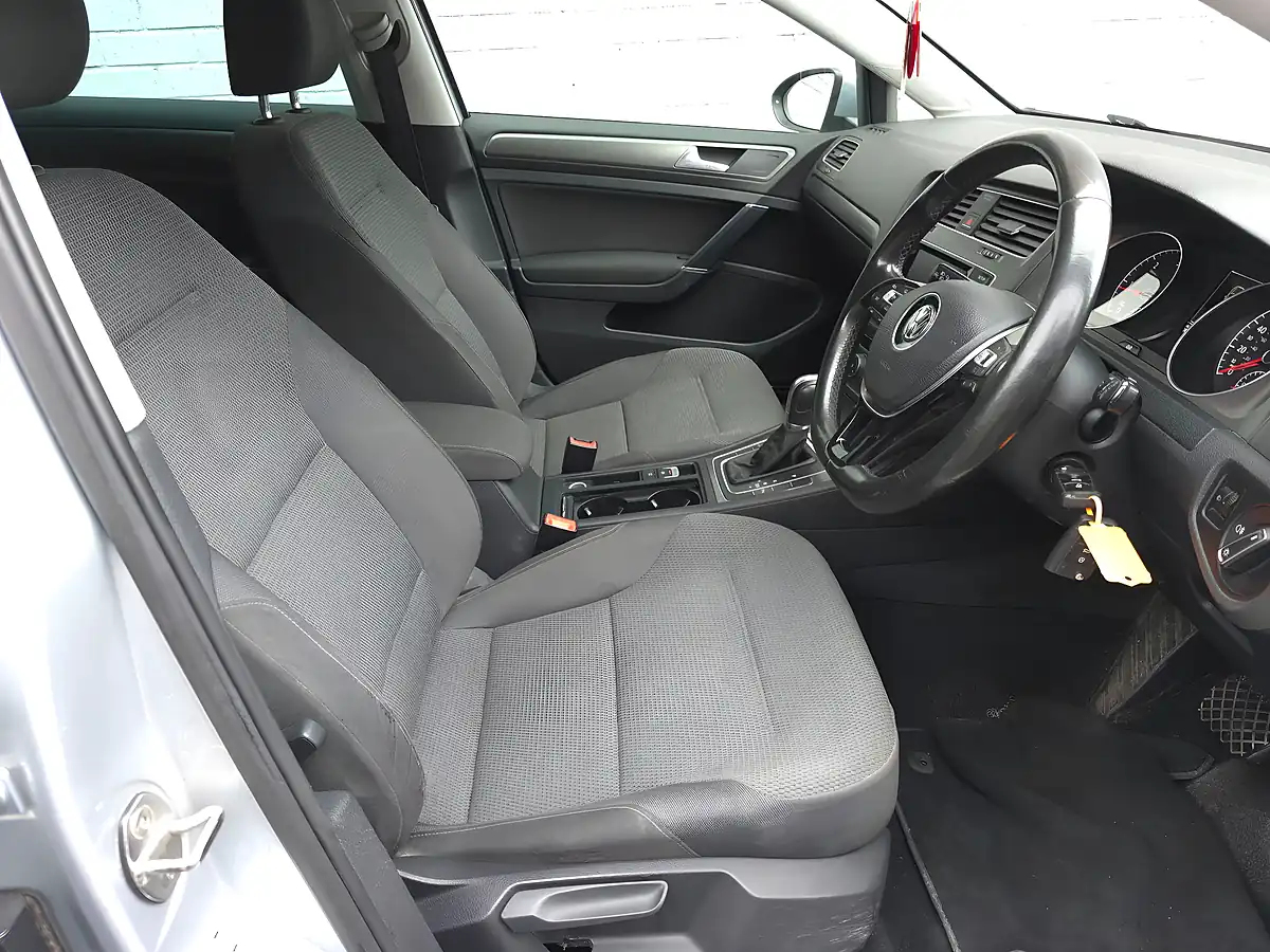 Used 2013 Volkswagen Golf Bluemotion Tech Se Dsg Silver - Interior and Exterior details 10