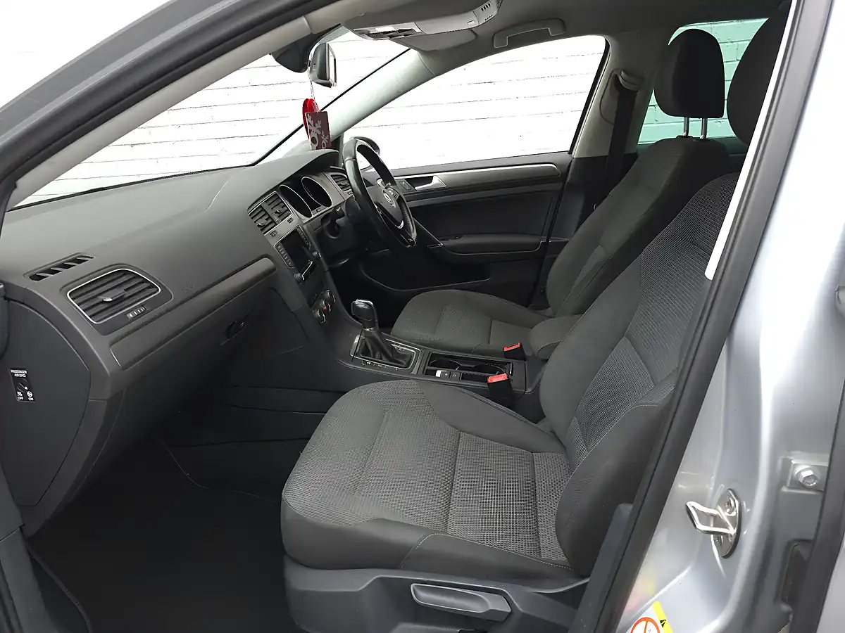 Used 2013 Volkswagen Golf Bluemotion Tech Se Dsg Silver - Interior and Exterior details 13