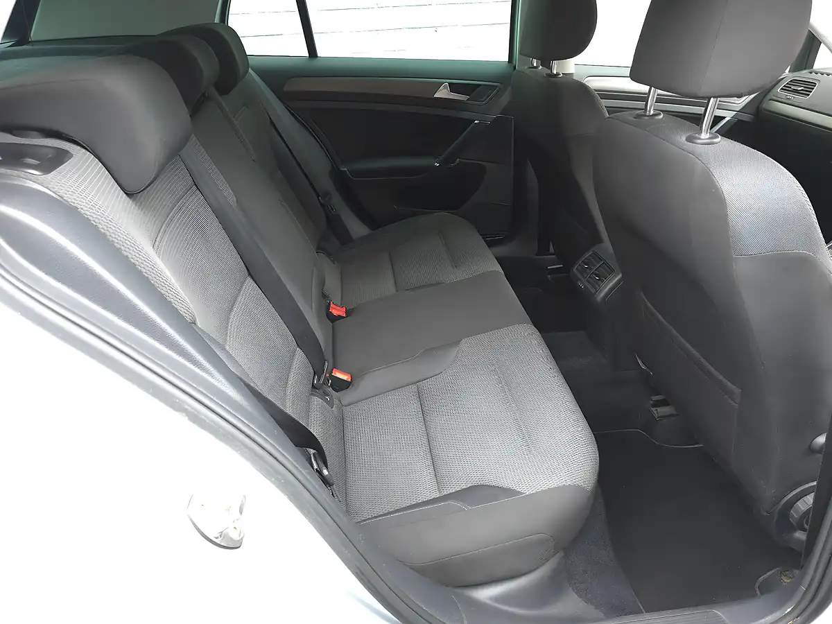 Used 2013 Volkswagen Golf Bluemotion Tech Se Dsg Silver - Interior and Exterior details 17
