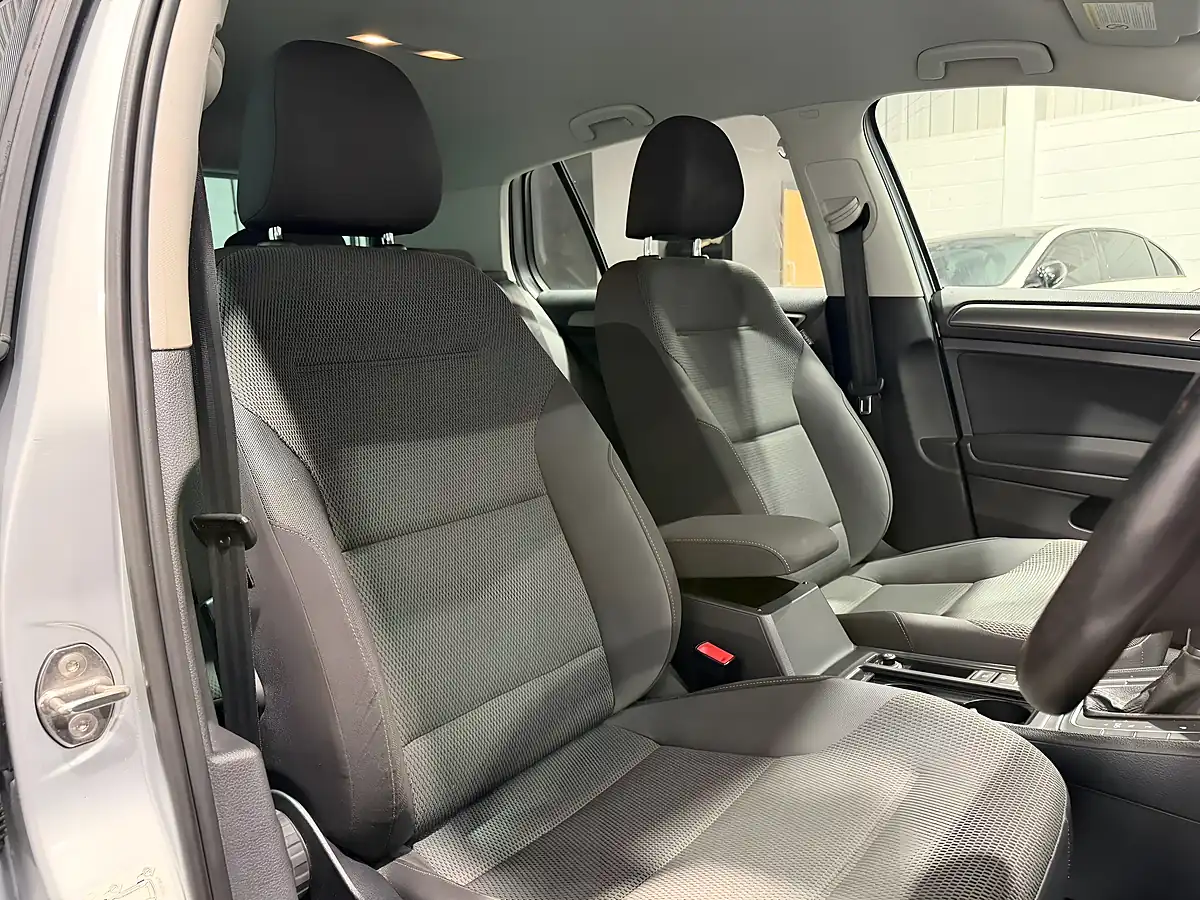 Used 2013 Volkswagen Golf Bluemotion Tech Se Silver - Interior and Exterior details 17
