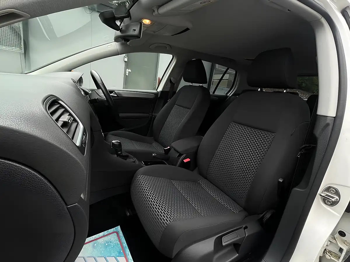 Used 2013 Volkswagen Golf Bluemotion White - Interior and Exterior details 14