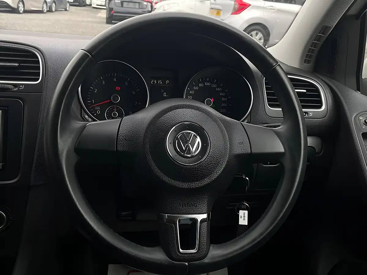 Used 2013 Volkswagen Golf Bluemotion White - Interior and Exterior details 16