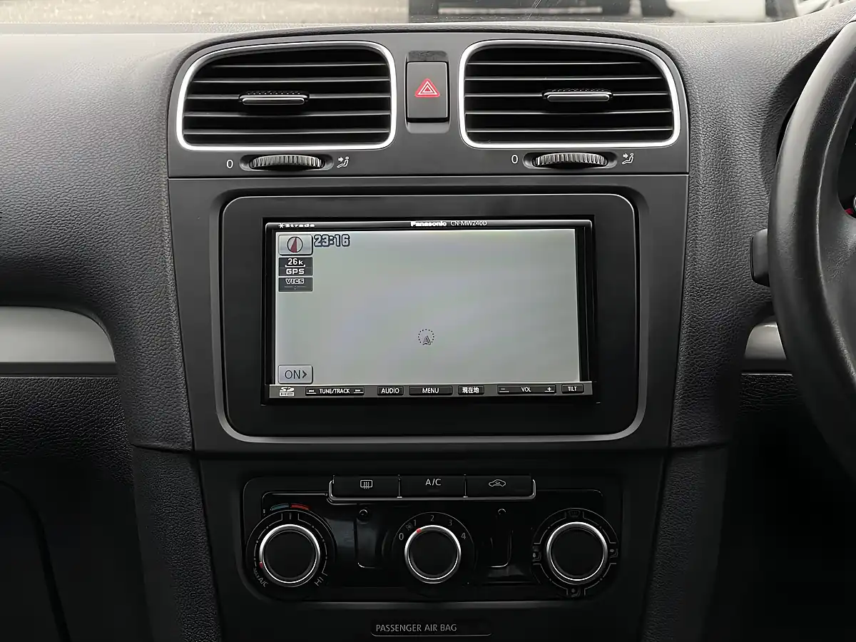 Used 2013 Volkswagen Golf Bluemotion White - Interior and Exterior details 17