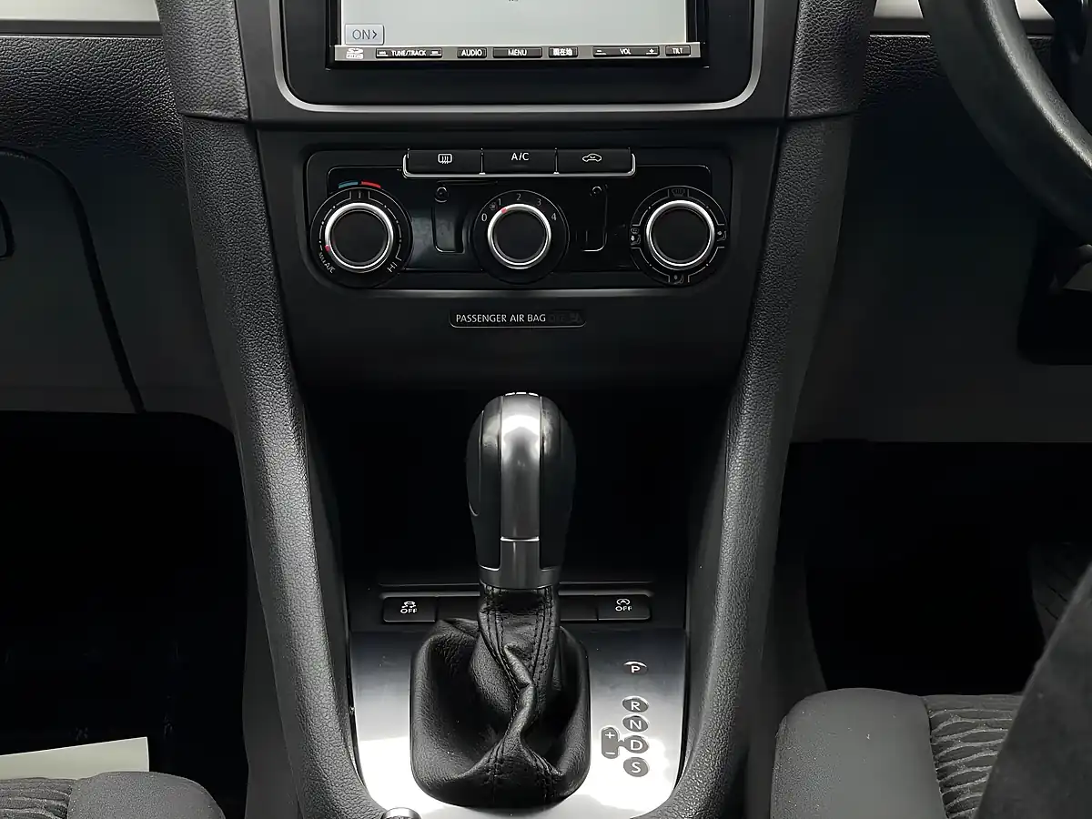 Used 2013 Volkswagen Golf Bluemotion White - Interior and Exterior details 18