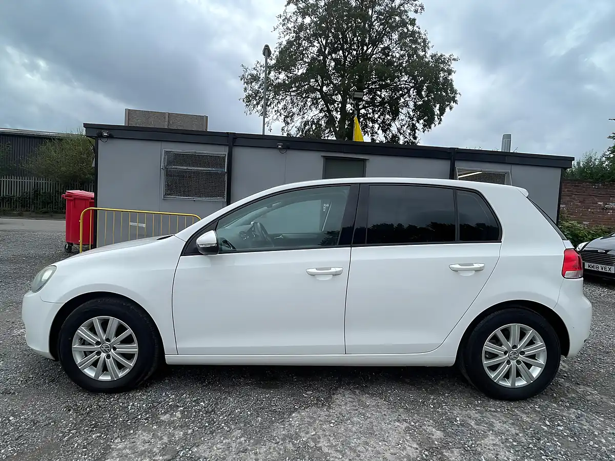 Used 2013 Volkswagen Golf Bluemotion White - Interior and Exterior details 4