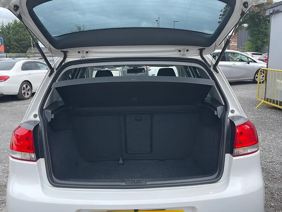 Used 2013 Volkswagen Golf Bluemotion White - Interior and Exterior details 7
