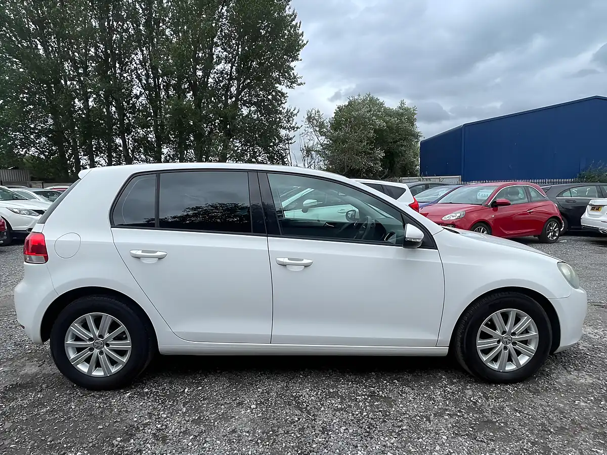 Used 2013 Volkswagen Golf Bluemotion White - Interior and Exterior details 9