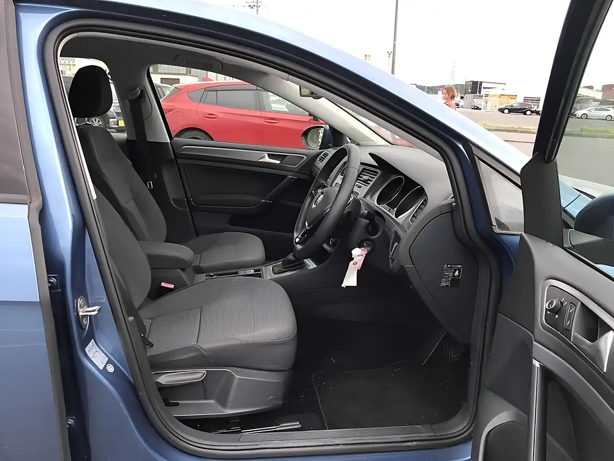 Used 2013 Volkswagen Golf Comfortline Blue - Interior and Exterior details 11