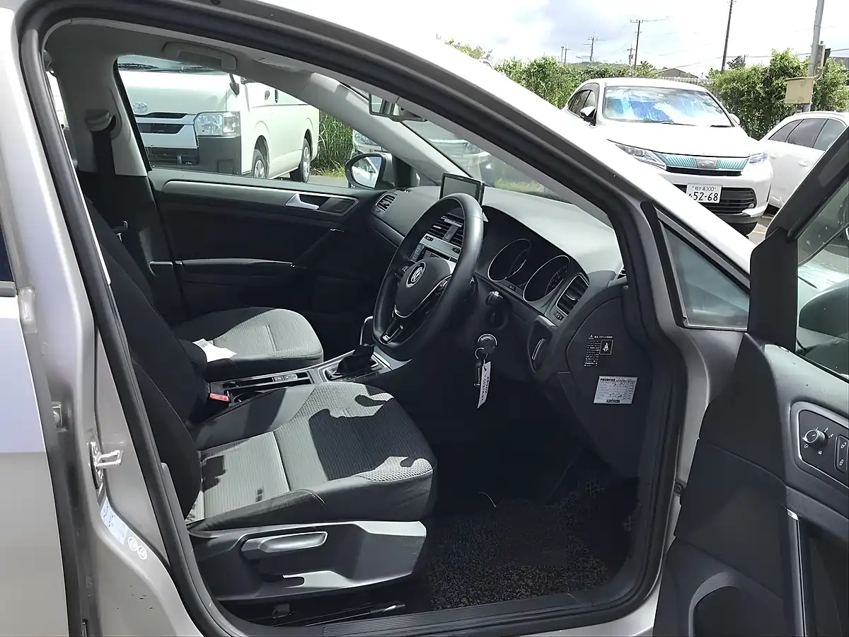 Used 2013 Volkswagen Golf Comfortline Blue Motion Silver - Interior and Exterior details 2