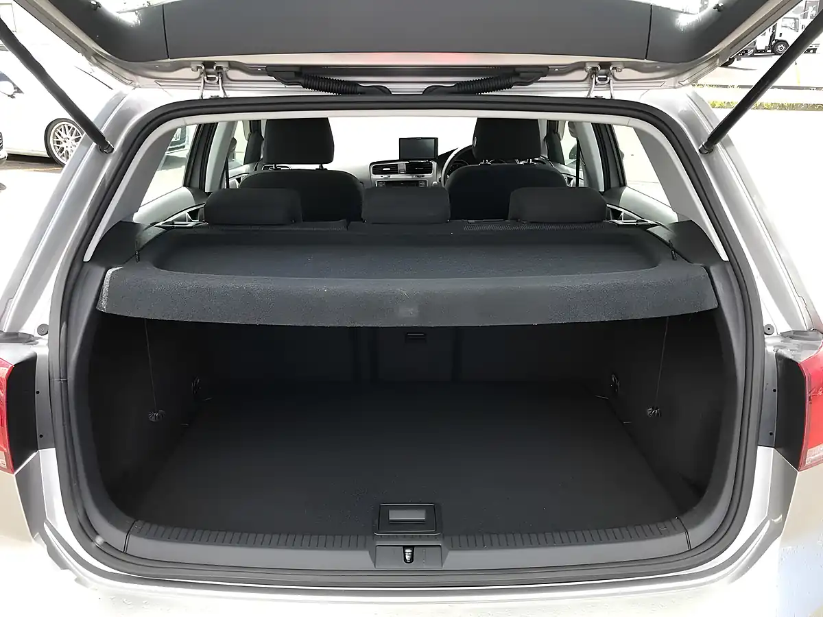 Used 2013 Volkswagen Golf Comfortline Blue Motion Silver - Interior and Exterior details 7