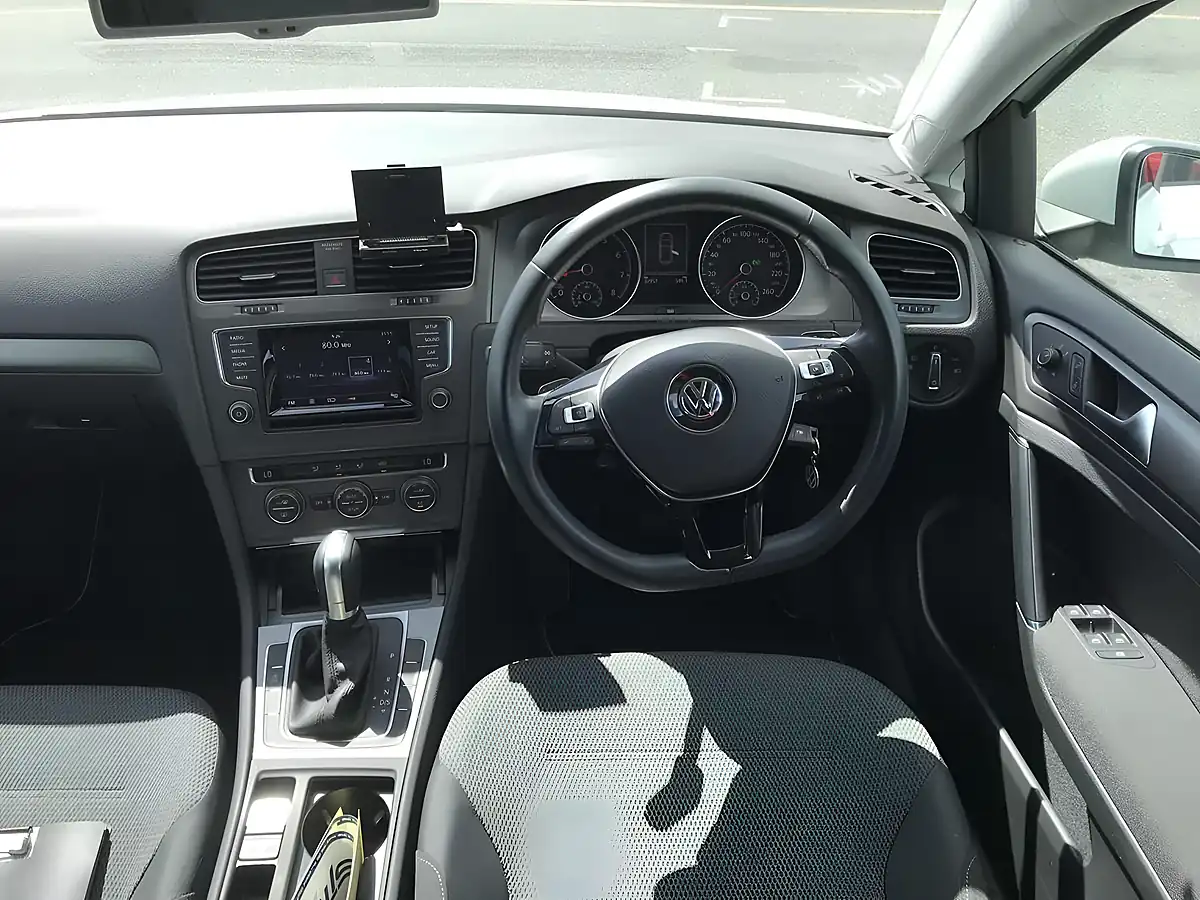 Used 2013 Volkswagen Golf Comfortline Blue Motion White - Interior and Exterior details 11