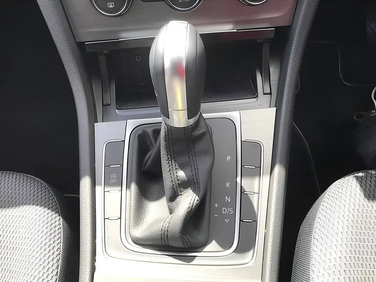 Used 2013 Volkswagen Golf Comfortline Blue Motion White - Interior and Exterior details 16