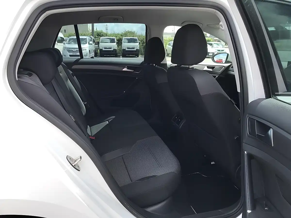 Used 2013 Volkswagen Golf Comfortline Blue Motion White - Interior and Exterior details 17