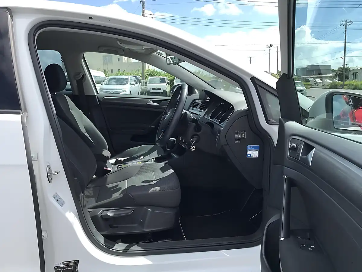 Used 2013 Volkswagen Golf Comfortline Blue Motion White - Interior and Exterior details 2