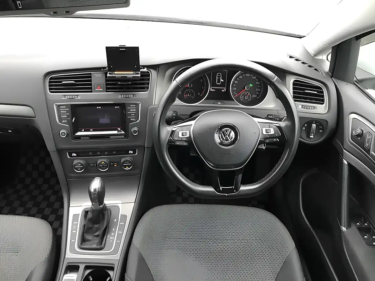 Used 2013 Volkswagen Golf Comfortline Blue Motion White - Interior and Exterior details 10
