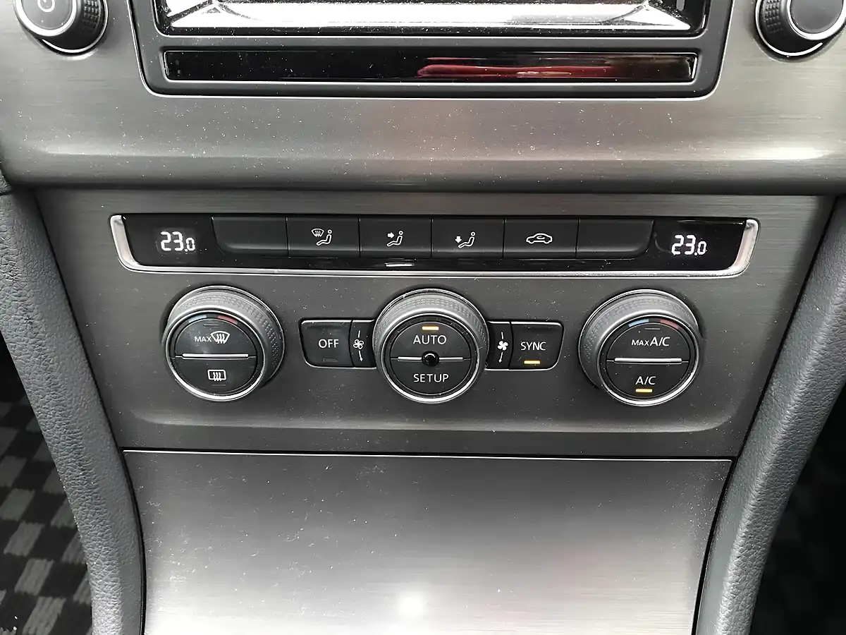 Used 2013 Volkswagen Golf Comfortline Blue Motion White - Interior and Exterior details 13