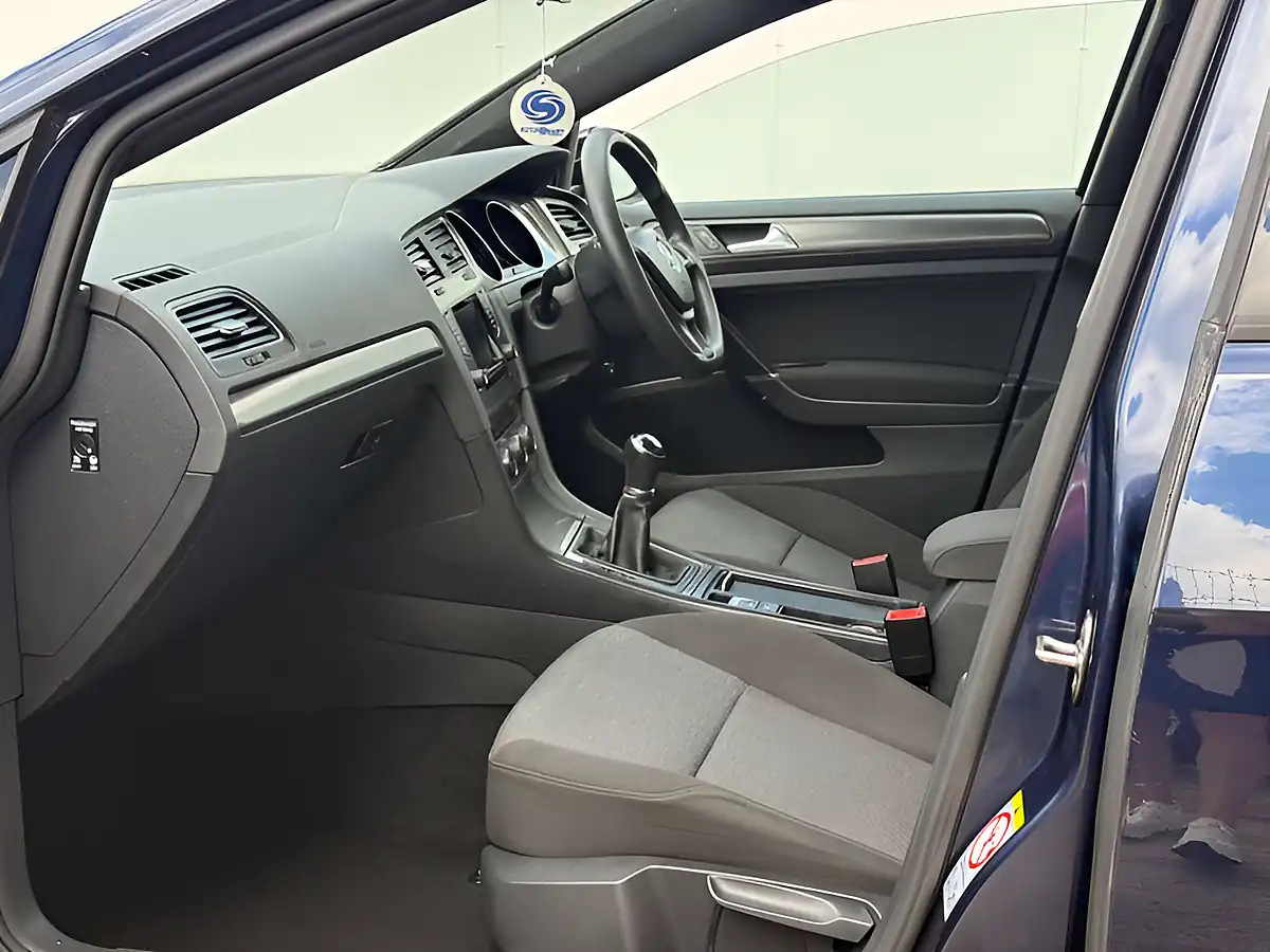 Used 2013 Volkswagen Golf S Bluemotion Technology Night Blue - Interior and Exterior details 13