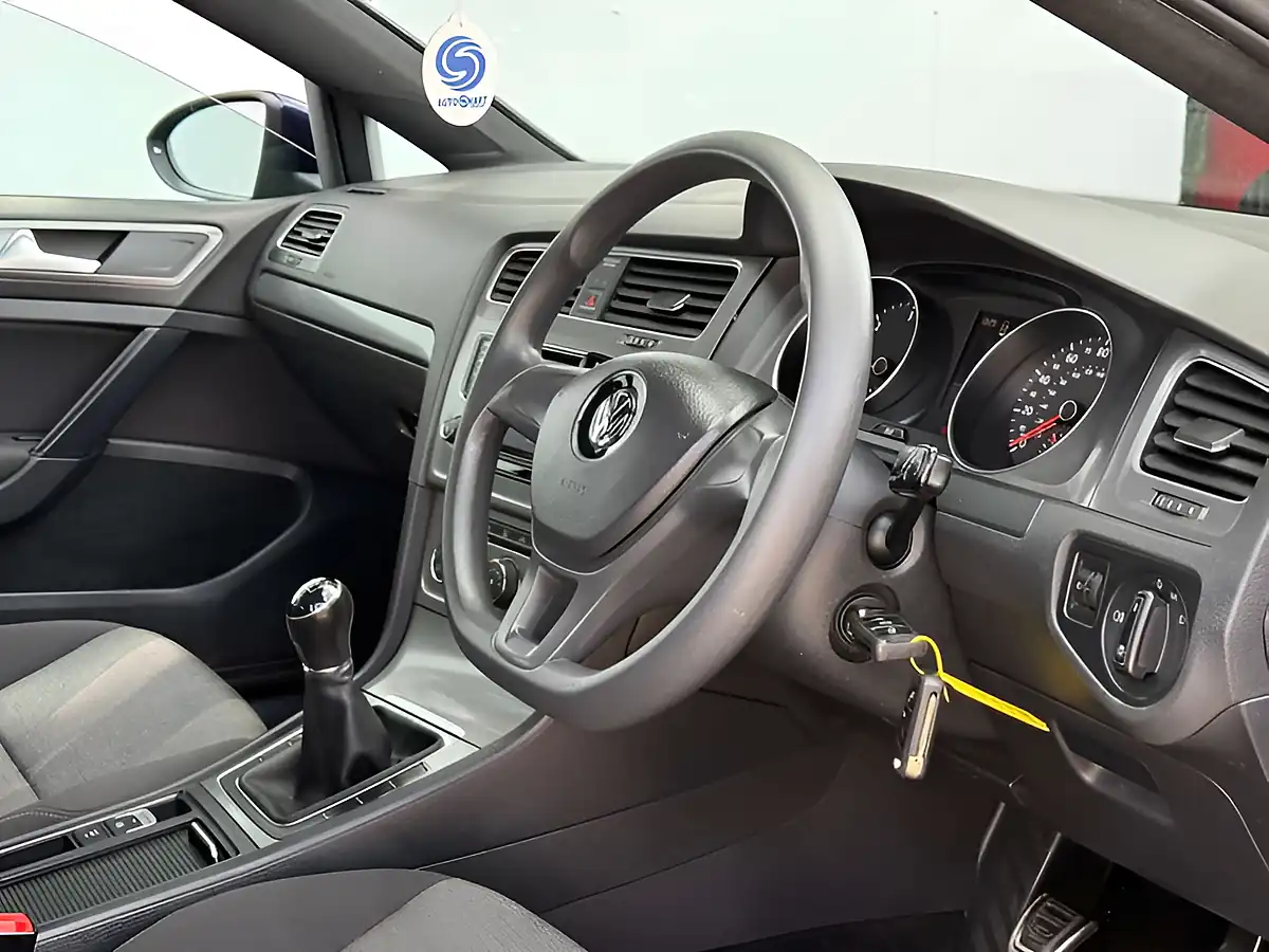 Used 2013 Volkswagen Golf S Bluemotion Technology Night Blue - Interior and Exterior details 6