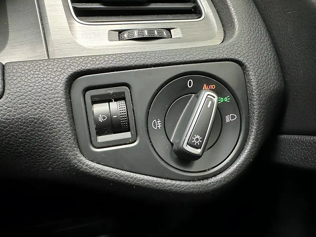 Used 2013 Volkswagen Golf Se Tungsten Silver/Grey - Interior and Exterior details 16