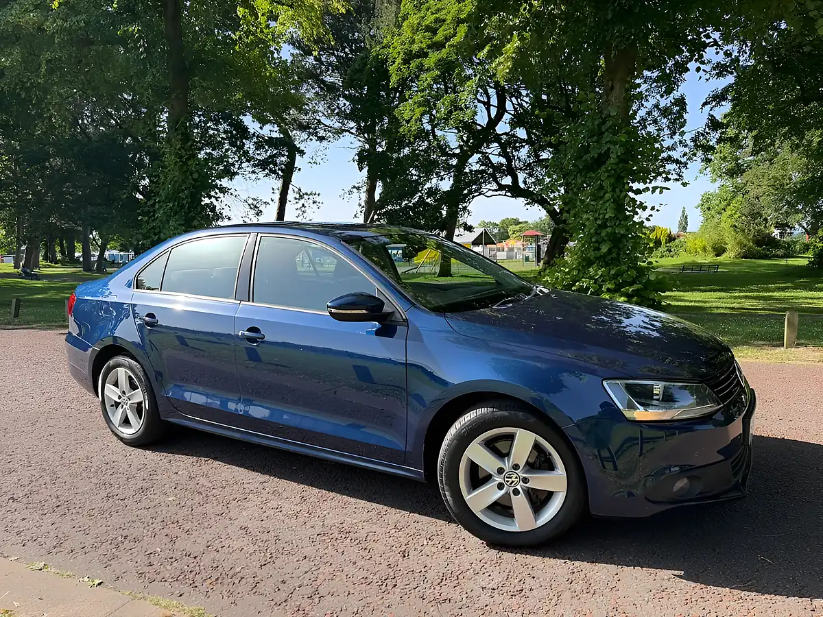 Used 2013 Volkswagen Jetta Bluemotion Tech Se Blue - Front View