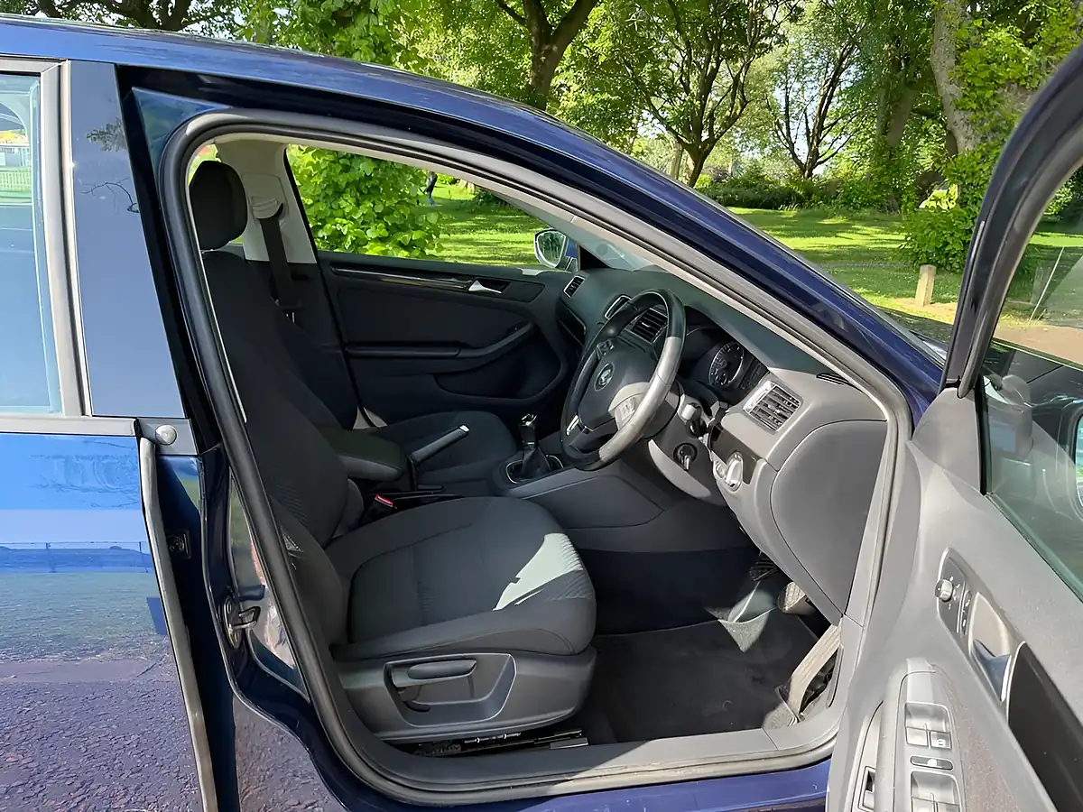 Used 2013 Volkswagen Jetta Bluemotion Tech Se Blue - Interior and Exterior details 12
