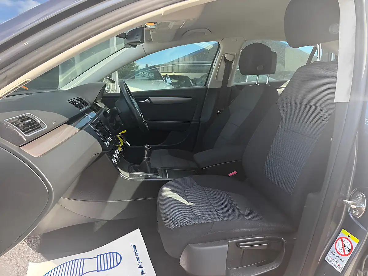 Used 2013 Volkswagen Passat Bluemotion Tech Highline Grey - Interior and Exterior details 4
