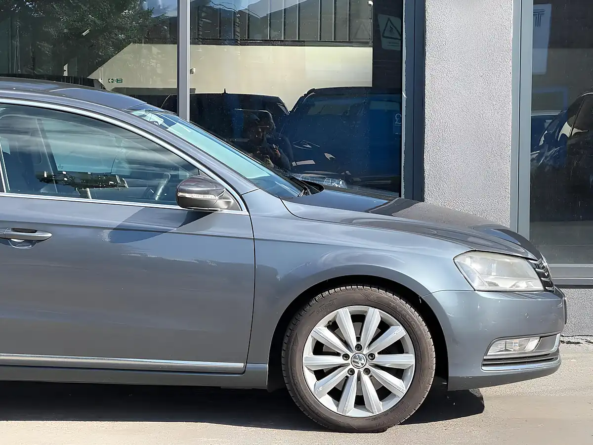 Used 2013 Volkswagen Passat Bluemotion Tech Highline Grey - Interior and Exterior details 9