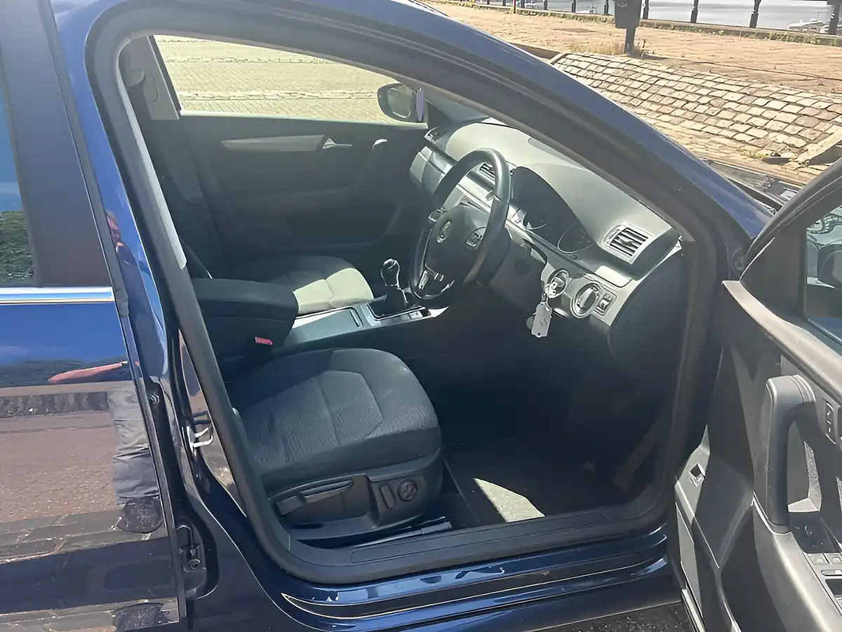 Used 2013 Volkswagen Passat Highline Ink Blue Metallic - Interior and Exterior details 9