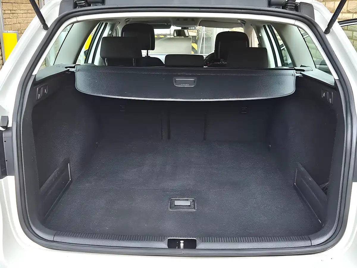 Used 2013 Volkswagen Passat Highline White - Interior and Exterior details 10