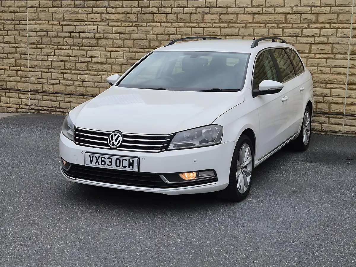 Used 2013 Volkswagen Passat Highline White - Interior and Exterior details 4