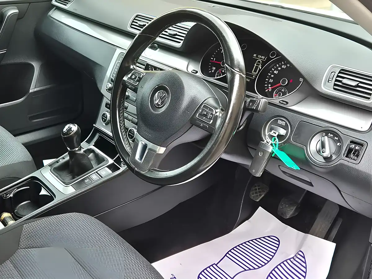 Used 2013 Volkswagen Passat Highline White - Interior and Exterior details 6