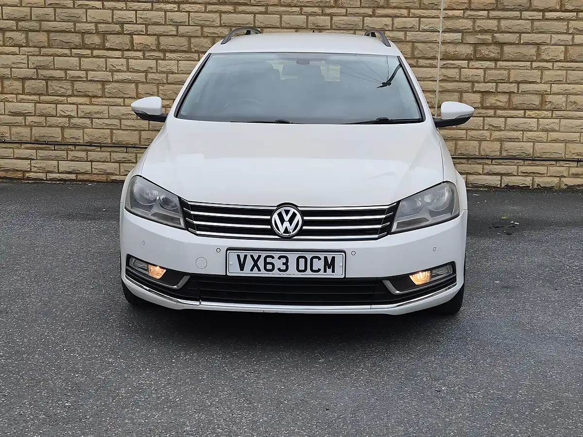 Used 2013 Volkswagen Passat Highline White - Interior and Exterior details 7