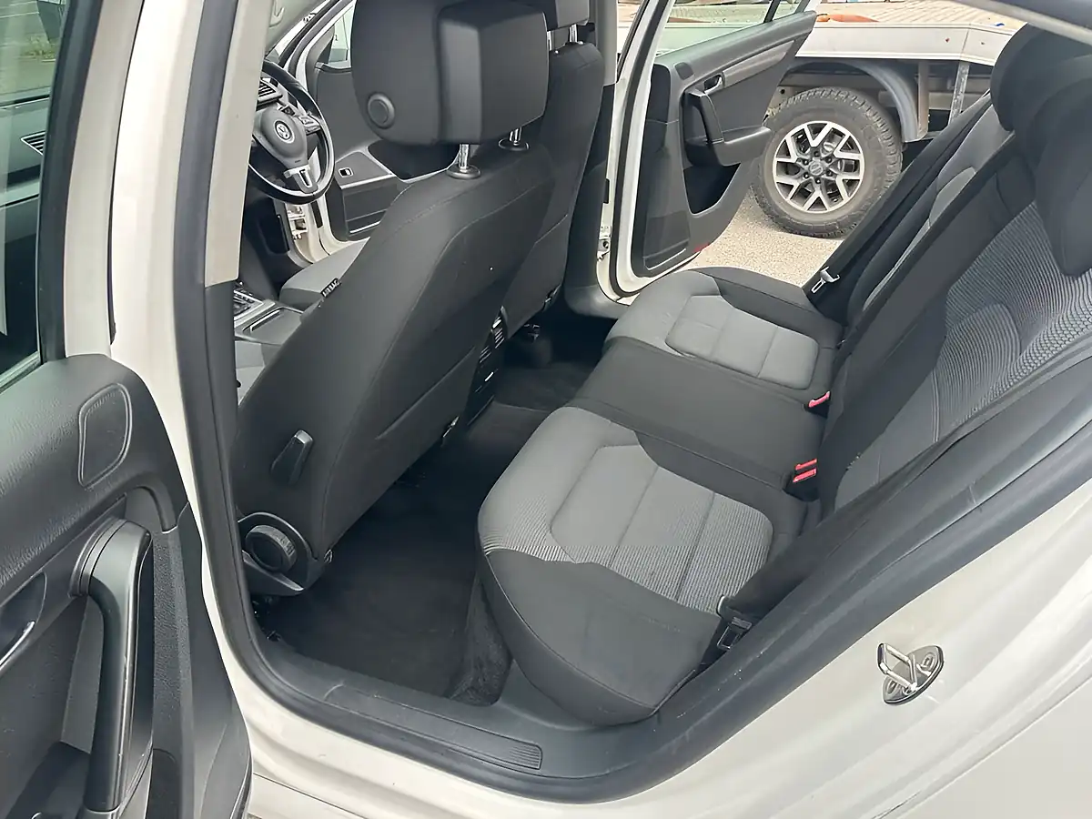 Used 2013 Volkswagen Passat Highline White - Interior and Exterior details 11