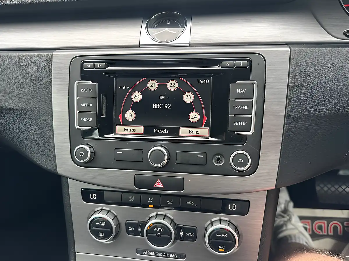 Used 2013 Volkswagen Passat Highline White - Interior and Exterior details 17