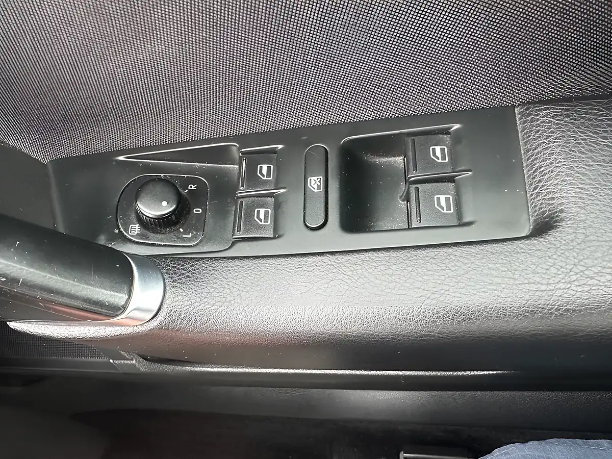 Used 2013 Volkswagen Passat Highline White - Interior and Exterior details 19