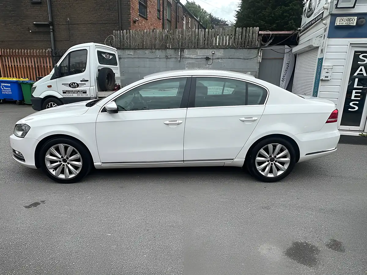 Used 2013 Volkswagen Passat Highline White - Interior and Exterior details 4
