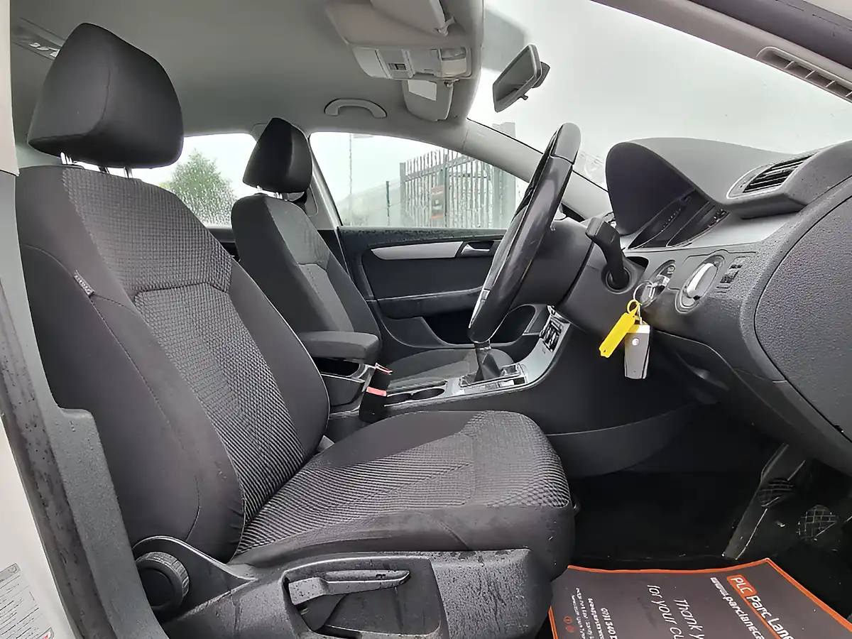 Used 2013 Volkswagen Passat S Candy White - Interior and Exterior details 10