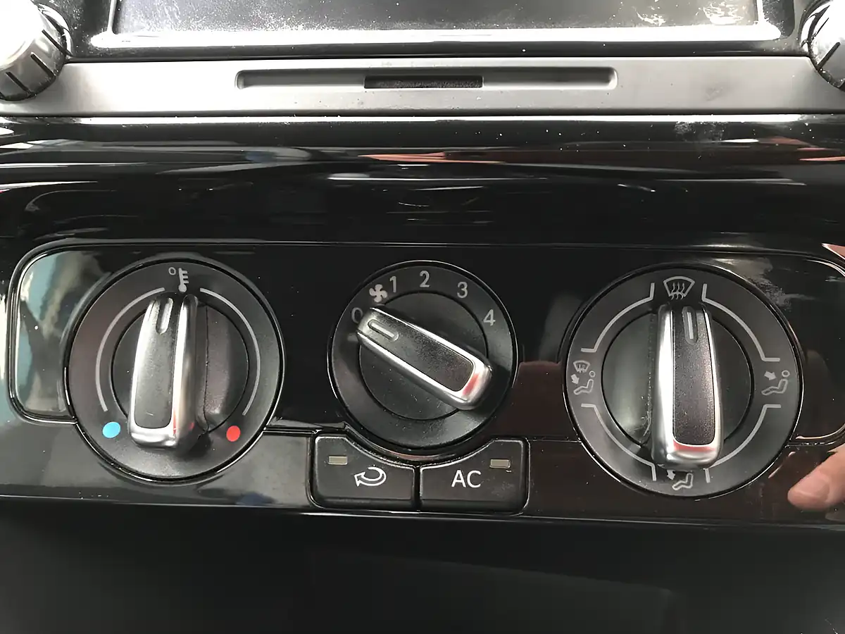 Used 2013 Volkswagen Polo Bluemotion Tech Act Bluegt Blue Silk Met - Interior and Exterior details 19