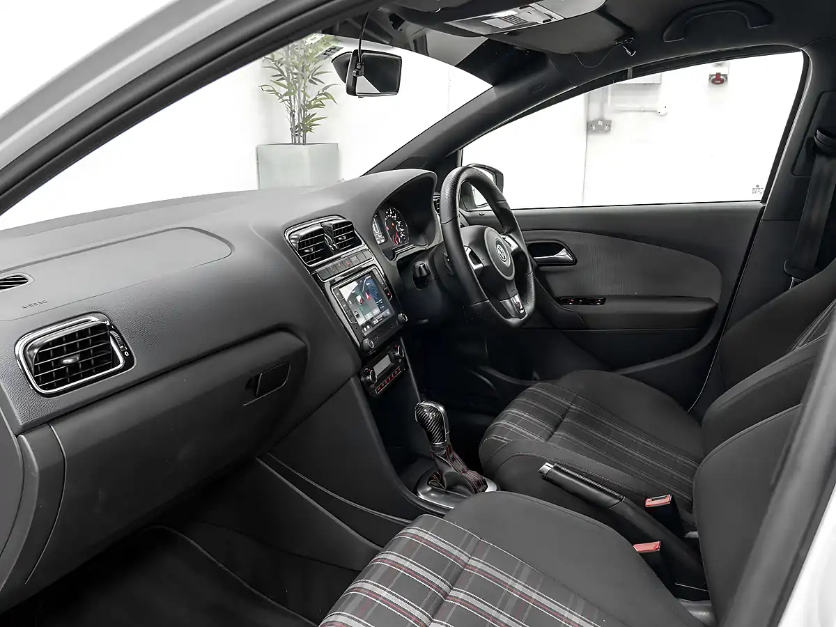 Used 2013 Volkswagen Polo Dsg S-a White - Interior and Exterior details 11