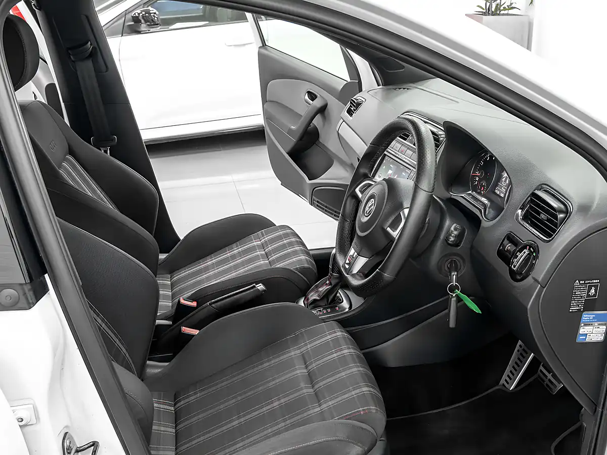 Used 2013 Volkswagen Polo Dsg S-a White - Interior and Exterior details 9