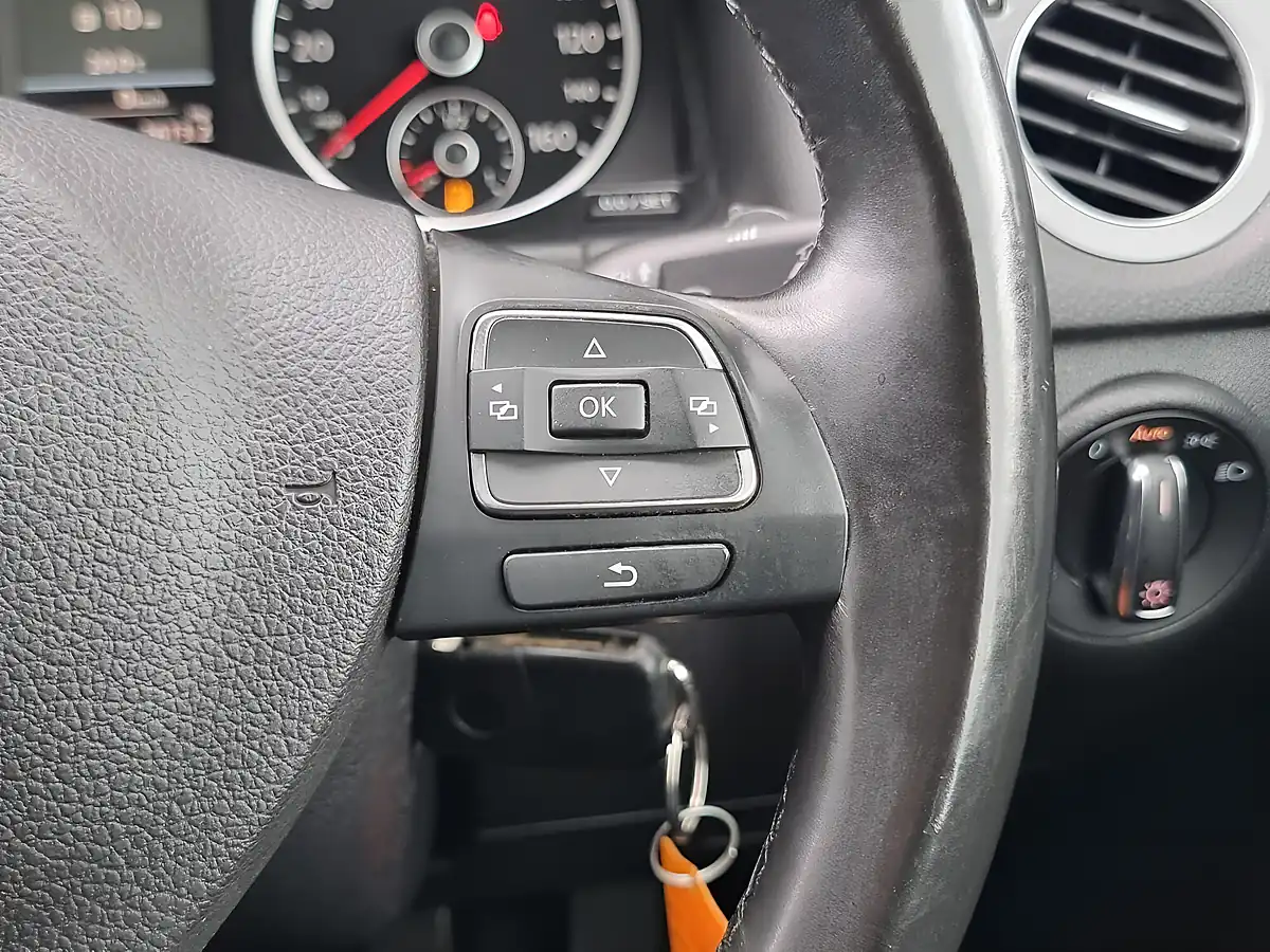 Used 2013 Volkswagen Tiguan Bluemotion Tech Match Silver - Interior and Exterior details 13